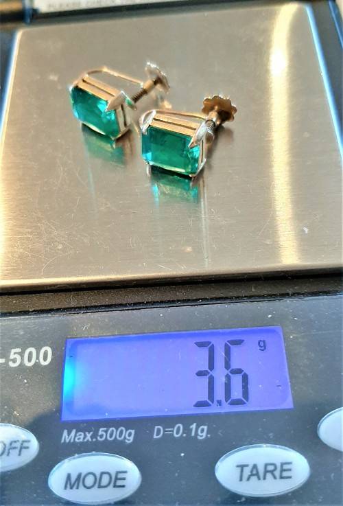 Beautiful vintage solid 9 carat gold emeral coloured earrings in the screw on design, 3.6 gr
