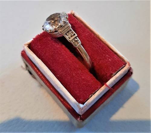 Lovely Solid 9 carat gold vintage look ring set with a large 10mm white stone possibly CZ 2.0gr
