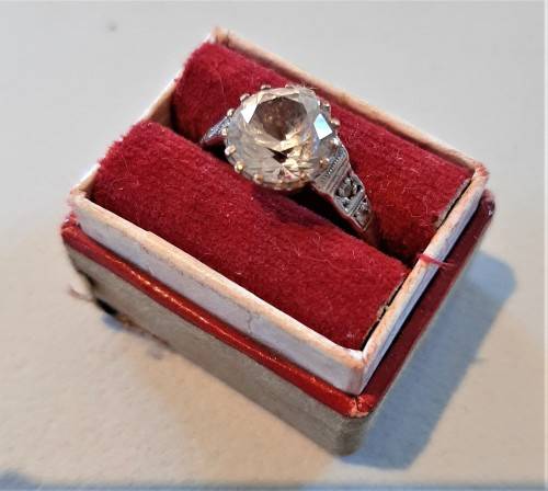 Lovely Solid 9 carat gold vintage look ring set with a large 10mm white stone possibly CZ 2.0gr