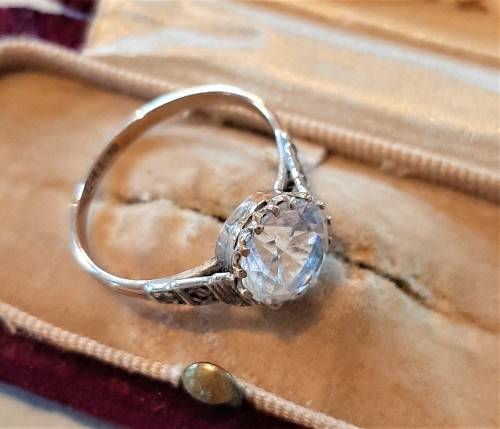 Lovely Solid 9 carat gold vintage look ring set with a large 10mm white stone possibly CZ 2.0gr