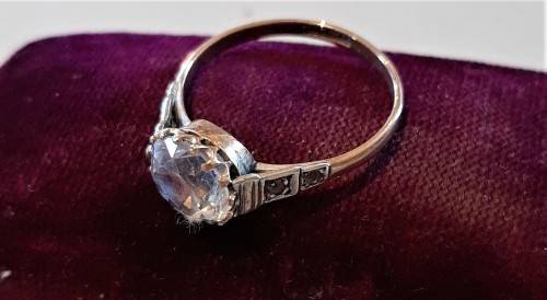 Lovely Solid 9 carat gold vintage look ring set with a large 10mm white stone possibly CZ 2.0gr
