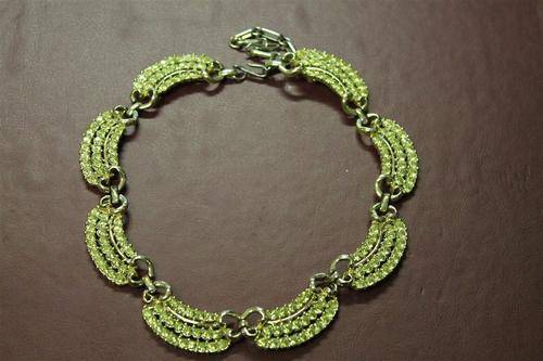 BEAUTIFUL VITANGE GOLD SCALLOPED NECKLACE WITH GREEN STONES