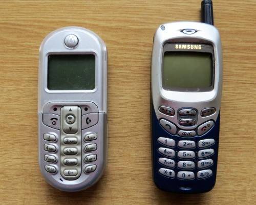 CELL PHONES X 2 MOTOROLA & SAMSUNG * BID FROM R1.00 START FOR BOTH * PLEASE READ *