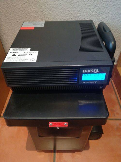 Ellies 1000va Power inverter unit complete with 1 x 105a Deep cycle battery on mobile trolley unit.