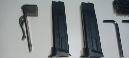 KWC Sig Sauer SP2022 Co2 Gas Gun | 4.5mm Steel Bb * Bargain R1500.00 of extra`s included *