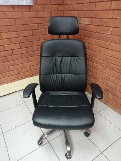Comfortable PU Leather Office Chair (Choose between Black, Brown and White)