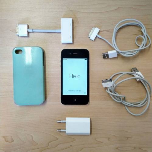 iPhone 4S 32GB With Free Accessories!