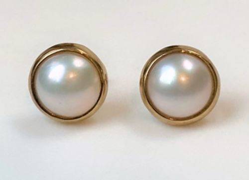 9ct YELLOW GOLD AND MABÉ PEARL STUD EARRINGS (NEW - WITH VALUATION CERTIFICATE)