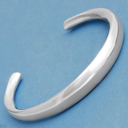 Pleasant Bangle Beautifully Designed in 925 Sterling silver. Total item weight 12.3g Length 7.25in