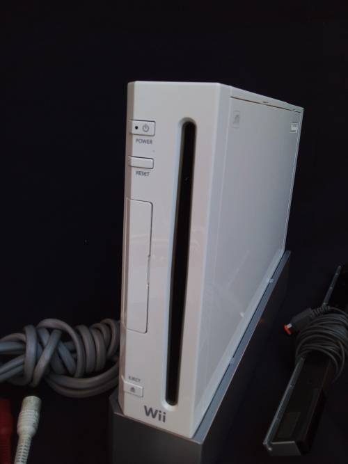 Wii BUNDLE - 1 X CONSOLE - 3 X REMOTE CONTROLLER`S - 1 X SENSOR - 100% WORKING