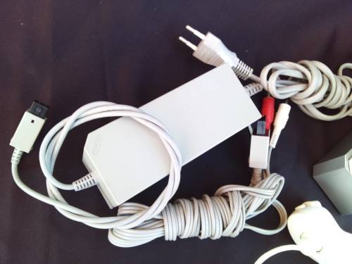 Wii BUNDLE - 1 X CONSOLE - 3 X REMOTE CONTROLLER`S - 1 X SENSOR - 100% WORKING