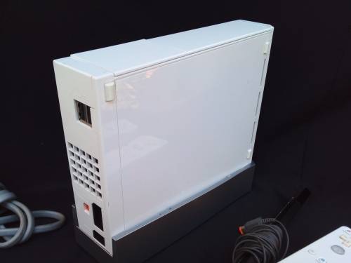 Wii BUNDLE - 1 X CONSOLE - 3 X REMOTE CONTROLLER`S - 1 X SENSOR - 100% WORKING