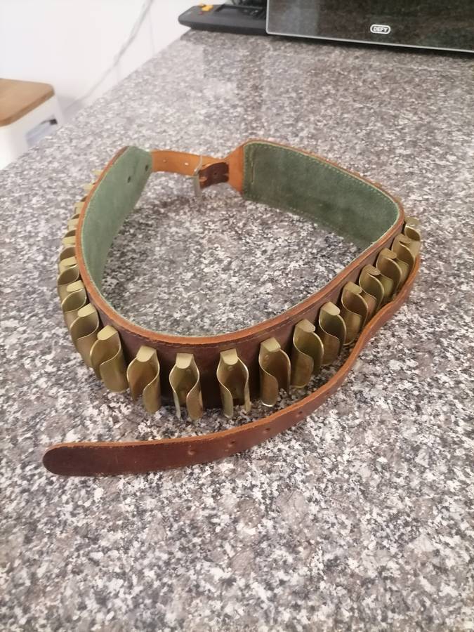 26 Shotgun Shell holder Original Leather Belt - AMAZING - 156 cm in Length - 25 Ajustment holes