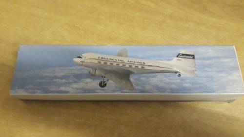 DC-3 DAKOTA, CONTINENTAL AIRLINES, MOULD INJECTED POLY PLASTIC, 1;100