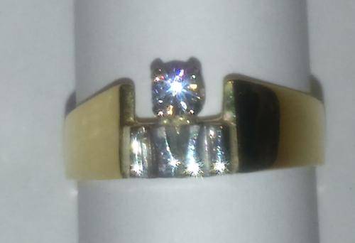 **SPARKLING DIAMOND RING SET IN 18CT GOLD**