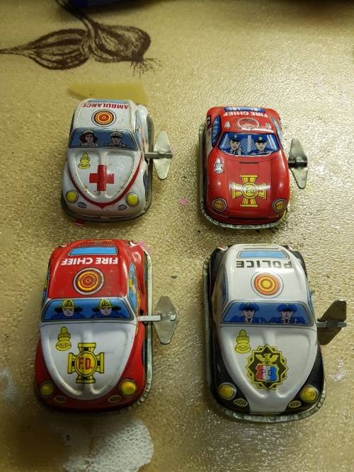 4x Vintage clockwork tin plate cars (80mm)