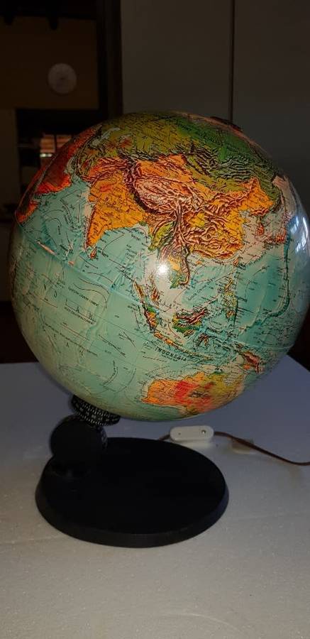 Lovely vintage globe lamp .Light works