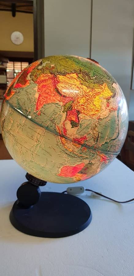 Lovely vintage globe lamp .Light works