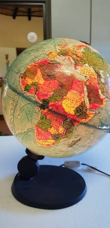 Lovely vintage globe lamp .Light works