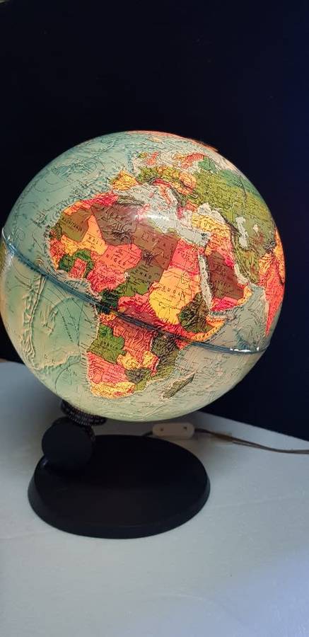Lovely vintage globe lamp .Light works