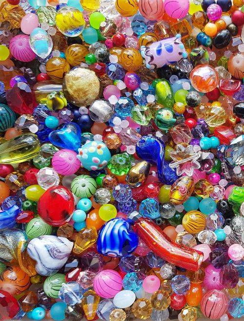Crazy Wednesday**Massive** 2.7 Kg **5220 Piece Glass Beads & Findings