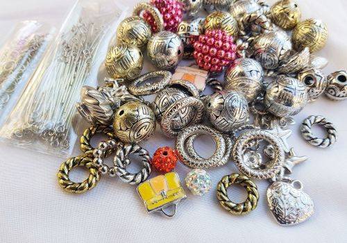 Crazy Wednesday** Massive 2.4 Kg **Mix Lot **  **5020 Piece**  Assorted Beads & Findings