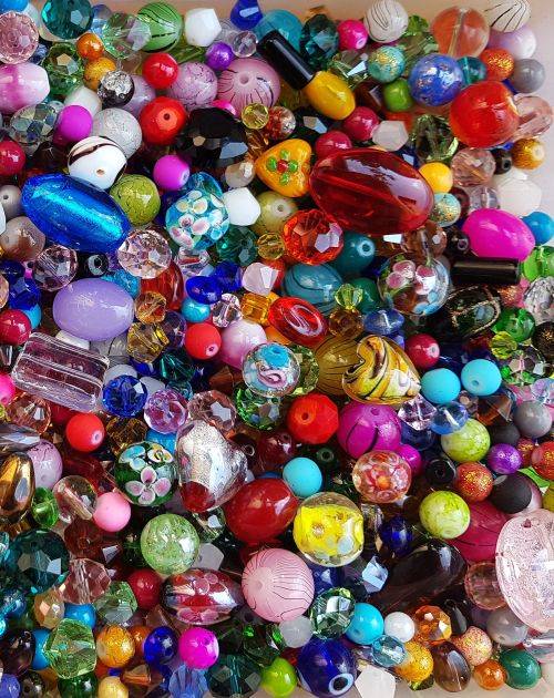 Crazy Wednesdayl***Free Shipping !!! See Description* 2.1 Kg** Mix  Glass Beads +/- 3300 Piece