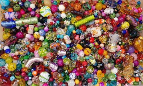 Crazy Wednesdayl***Free Shipping !!! See Description* 1.5 Kg** Mix  Glass Beads +/- 2000 Piece