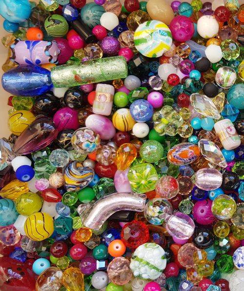 Crazy Wednesdayl***Free Shipping !!! See Description* 1.5 Kg** Mix  Glass Beads +/- 2000 Piece