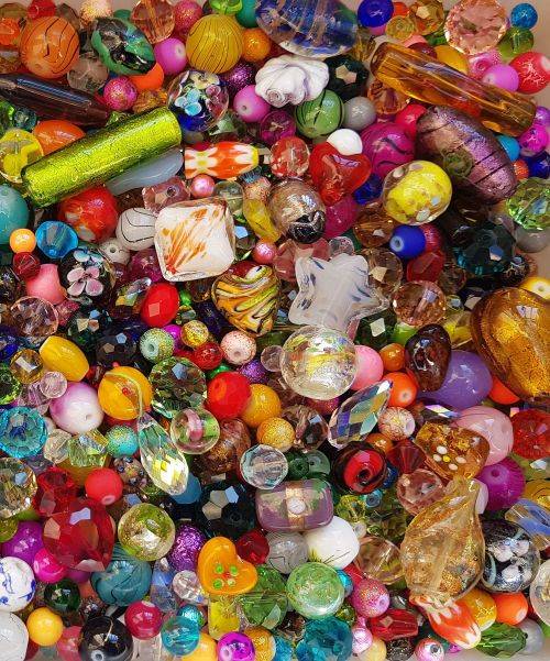 Crazy Wednesdayl***Free Shipping !!! See Description* 1.5 Kg** Mix  Glass Beads +/- 2000 Piece