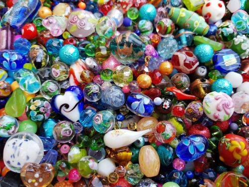** 2.5Kg  Assorted Glass Beads & Pearls- +/- 3560 Piece