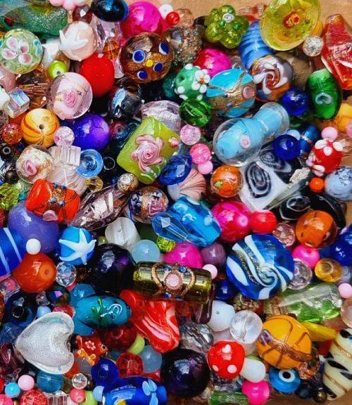 Crazy Wednesday  ** 1.4 Kg  Assorted Glass Beads & Glass Pearls  +/-  1400 Pc
