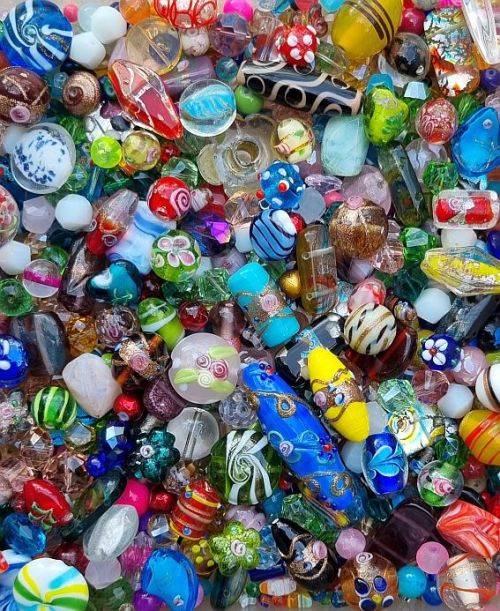 Crazy Wednesday  ** 1.6 Kg  Assorted Glass Beads and Glass Pearls  +/-  5100Pc