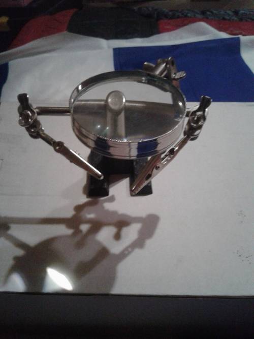 MAGNIFIER ON STAND WITH AJUSTABLE CROCODILE CLAMPS