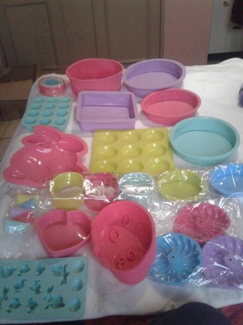 ALL SORTS OVENPROOF SILICONE BAKEWARE  (30 PIECES)ONE BID