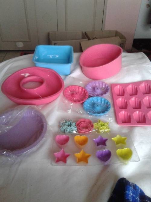 ALL SORTS OVENPROOF SILICONE BAKEWARE  (25 PIECES)ONE BID