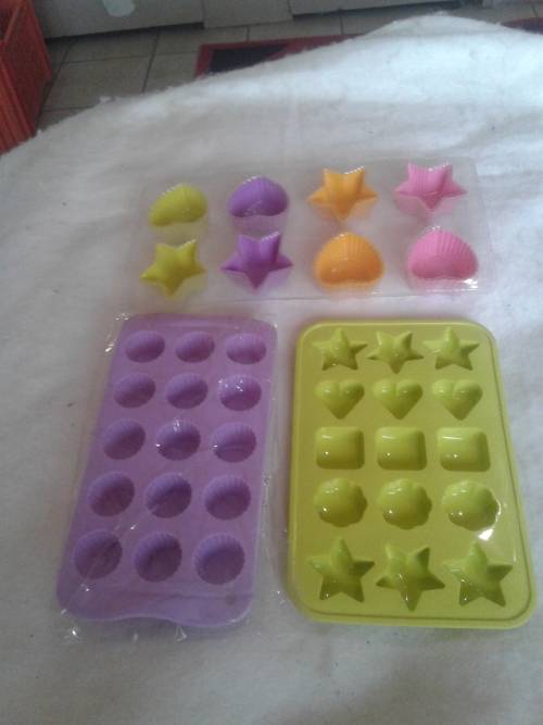 10 PIECE SILICONE OVENPROOF BAKING OR CHOCLATE MOULDS, ONE BID
