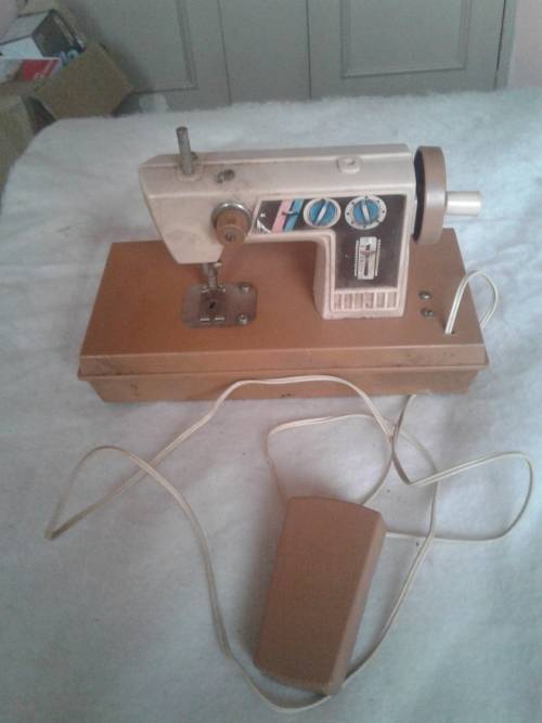 BATTERY OPERATED KIDS SEWING MACHINE