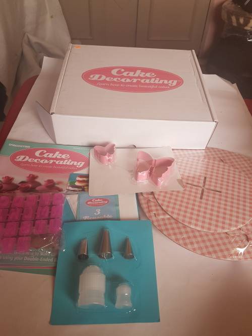 COMPLETE CAKE DECORATING KIT(19 PIECES PLUS ISSUES 1 TO 4 RECIPE MAGAZINES)ONE BID