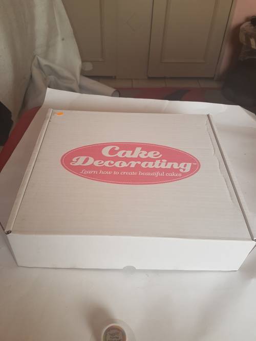 COMPLETE CAKE DECORATING KIT(19 PIECES PLUS ISSUES 1 TO 4 RECIPE MAGAZINES)ONE BID
