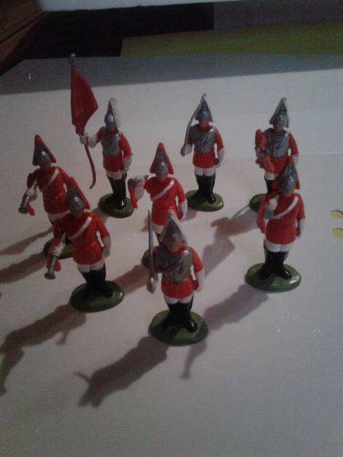 SET OF 7 BRITISH SOLDIERS (ONE SIDED MOVABLE HANDS)FIGURES