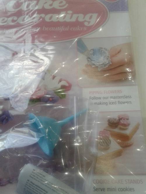 3 X CAKE DECORATIONS INCL. MAGAZINES(RECIPES)9NE BID
