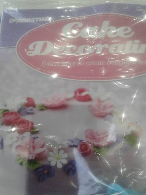 3 X CAKE DECORATIONS INCL. MAGAZINES(RECIPES)9NE BID