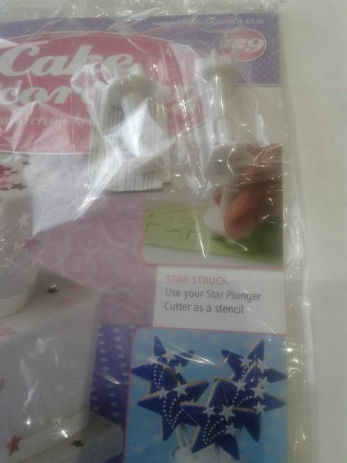 3 X CAKE DECORATIONS INCL. MAGAZINES(RECIPES)9NE BID