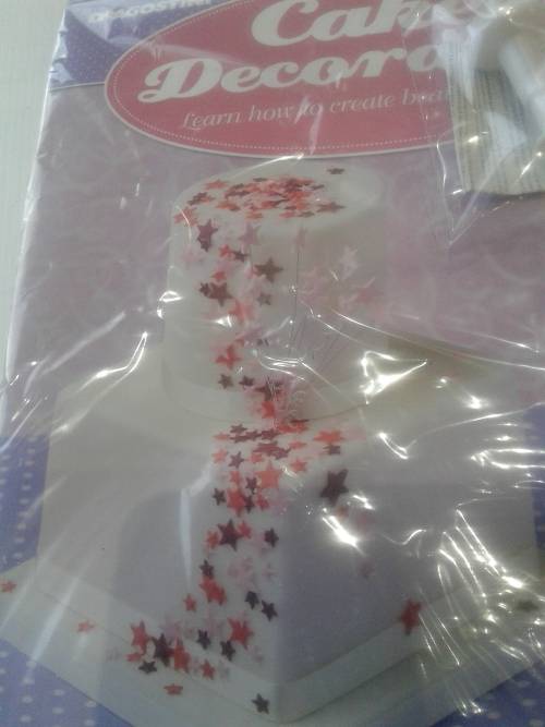 3 X CAKE DECORATIONS INCL. MAGAZINES(RECIPES)9NE BID