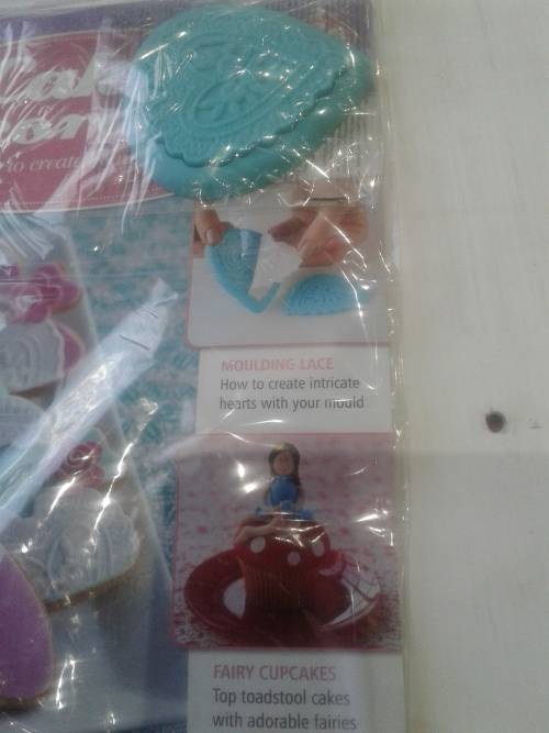 3 X CAKE DECORATIONS INCL. MAGAZINES(RECIPES)9NE BID