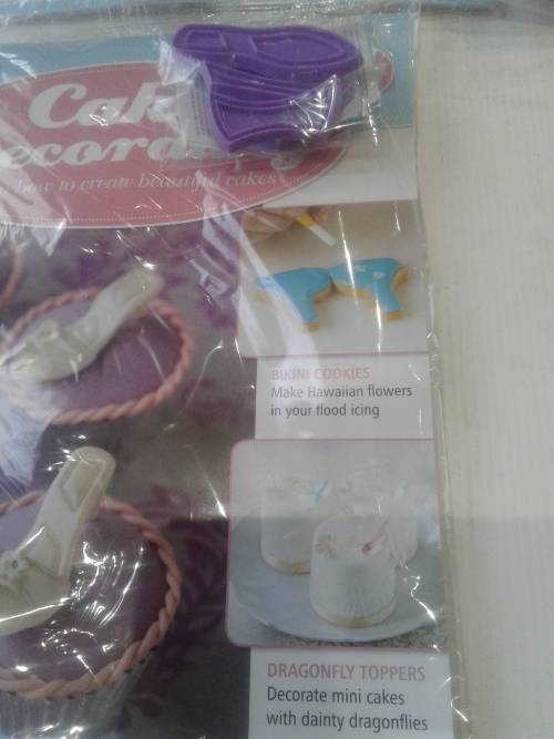 3 X  CAKE DECORATIONS INCL. MAGAZINES  (RECIPES)ONE BID