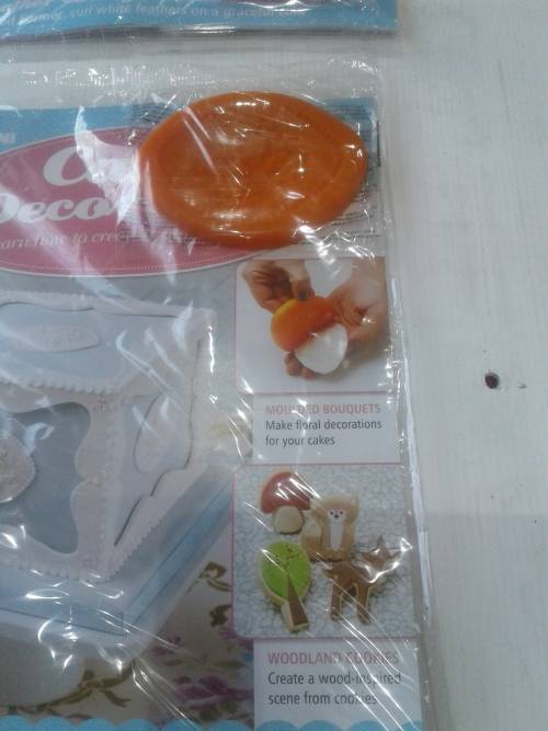 3 X  CAKE DECORATIONS INCL. MAGAZINES  (RECIPES)ONE BID