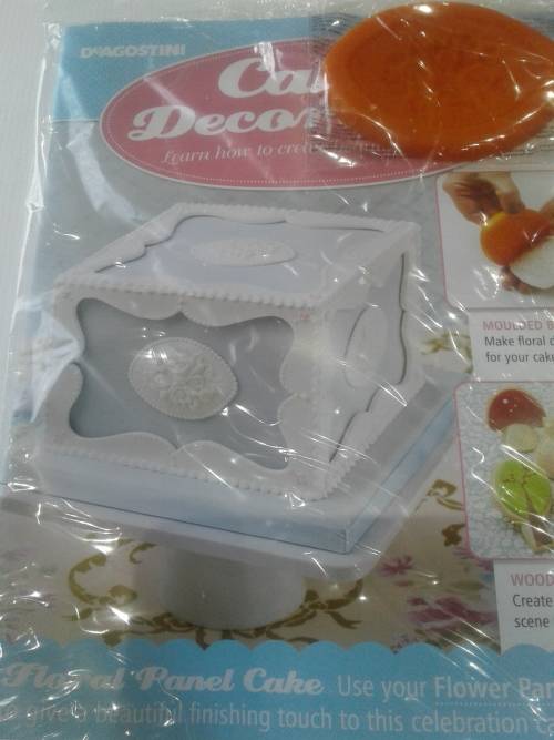 3 X  CAKE DECORATIONS INCL. MAGAZINES  (RECIPES)ONE BID