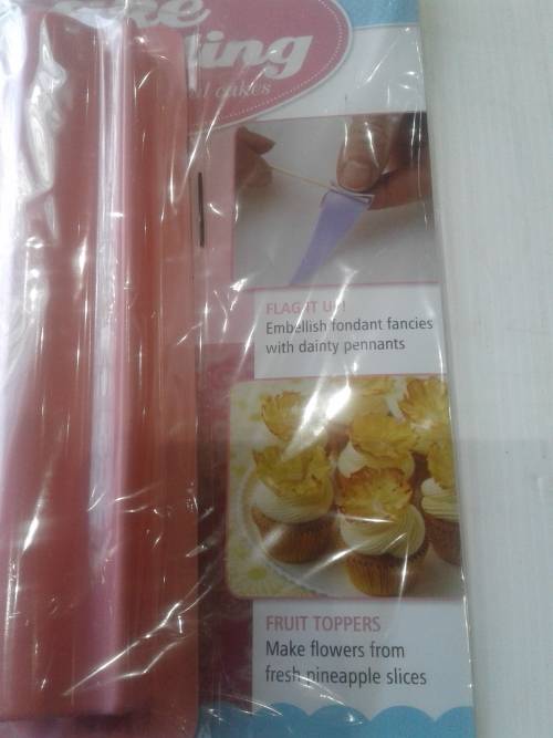 3 X  CAKE DECORATIONS INCL. MAGAZINES  (RECIPES)ONE BID